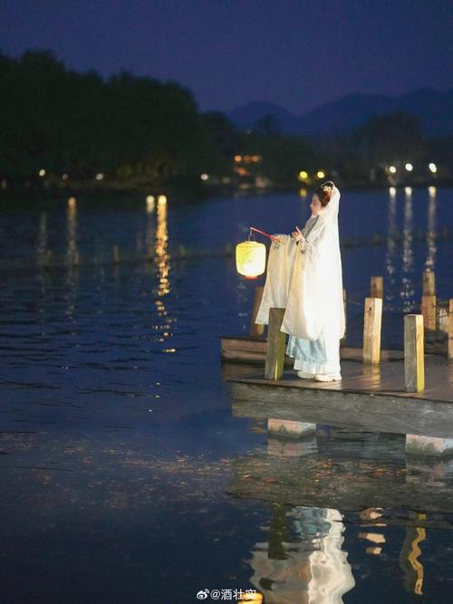 蘑菇头动漫男童小马拉大车海报