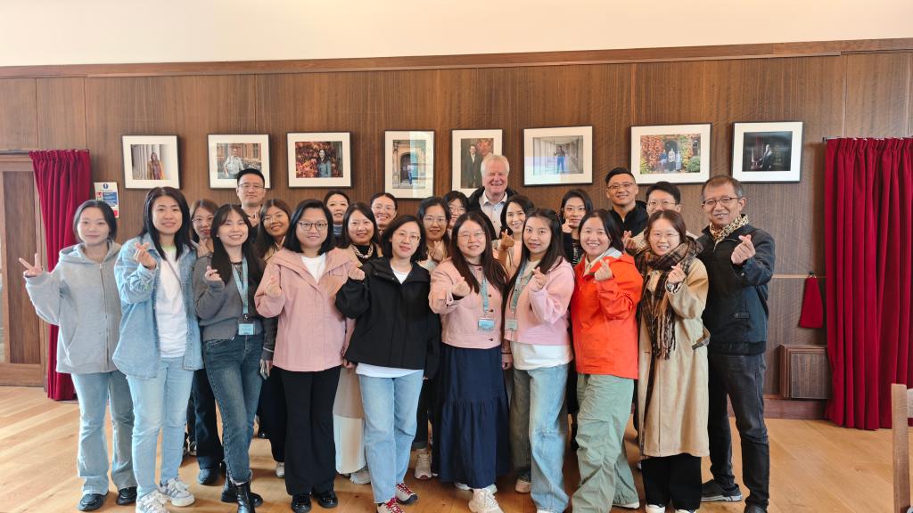 日产精品1卡2卡海报