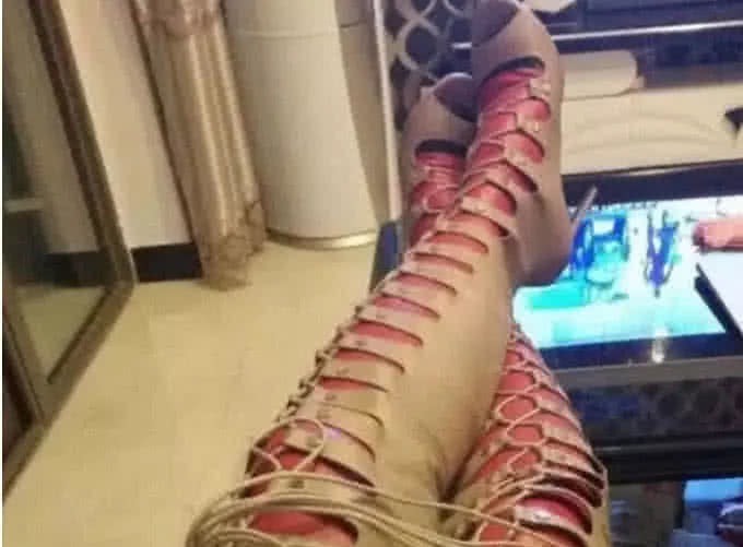 糖果挑战 手指无意识地摸了摸口袋海报